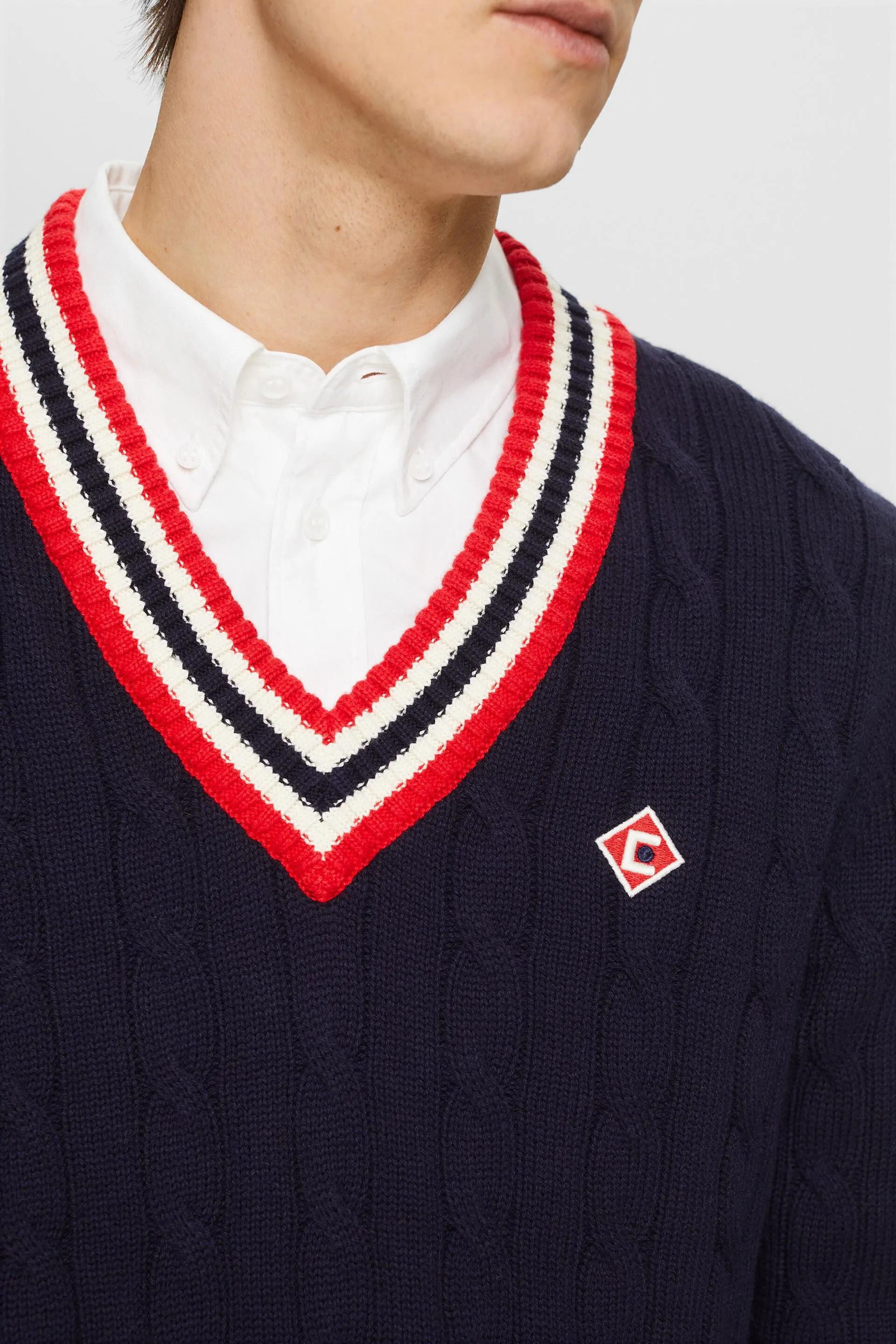 Pullover in maglia intrecciata con scollo a V
